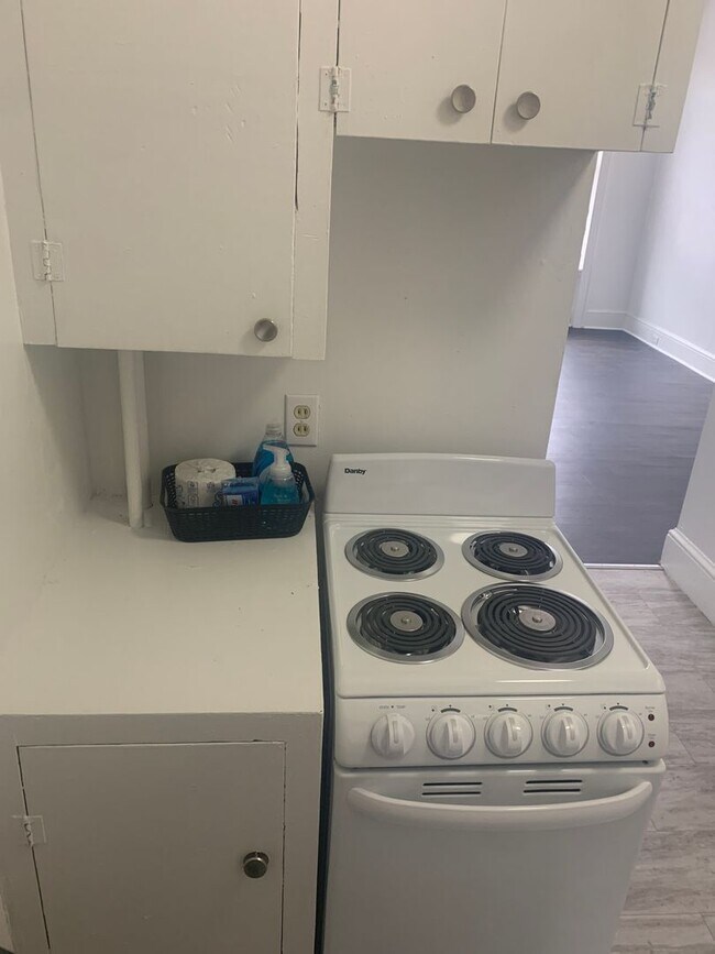 Building Photo - Studio/Efficiency Apartment, 1st Floor-York City