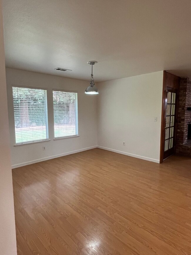 Building Photo - Charming home for rent in Tulare! Availabl...