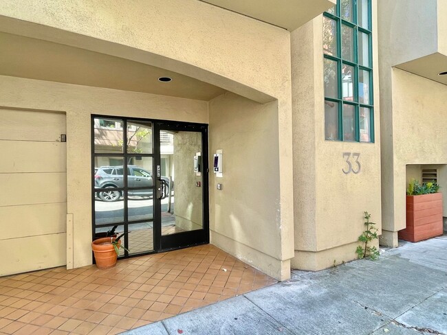 Building Photo - Contemporary, Light Filled Condo w/Garage ...