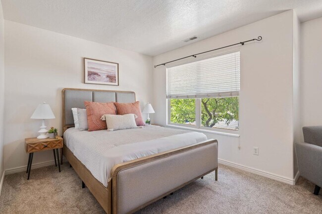 Building Photo - Beautiful 3 Bedroom Townhome In Hidden Valley Heights