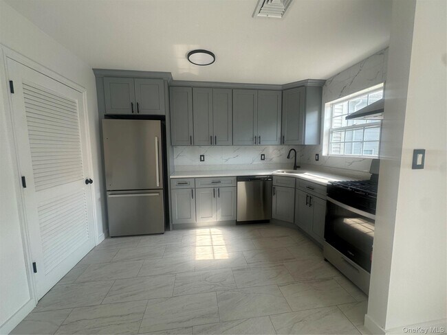 Building Photo - 256 Quassaick Ave