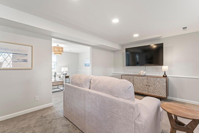 Building Photo - 445 S Riverside Dr