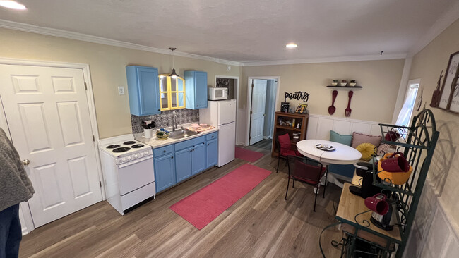 Private Kitchen - 1016 Lakeview Dr