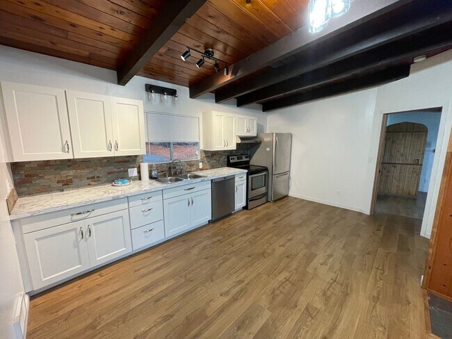 Building Photo - Fantastic 3 Bedroom Home with Gorgeous Oce...