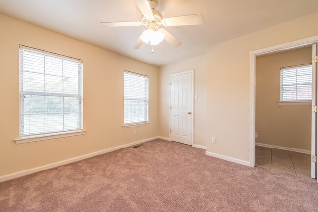 Building Photo - Foxcroft Apartments 2 BD, 2.5 BA