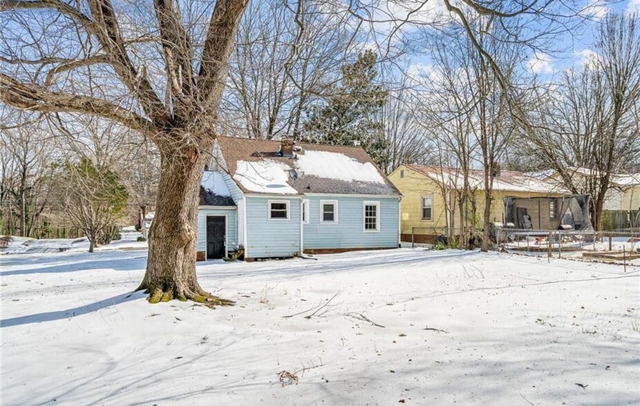 Building Photo - 3400 Rosemont Ave