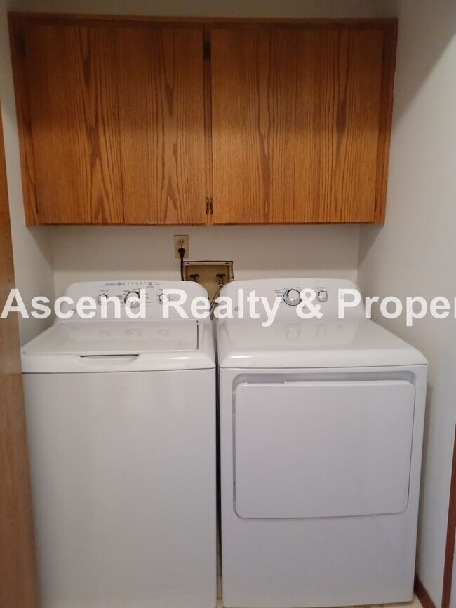 Building Photo - Ready Immediately Summer Lake 3 Bed on Corner Lot, Fenced Yard, Primary Bed on Main Level 1 Small...