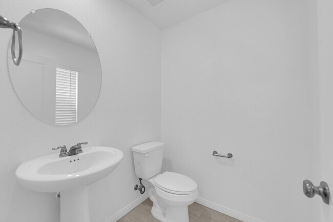 Building Photo - Don't miss out on this beautiful three-bed...