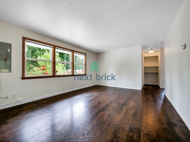 Building Photo - 3 BED & 2 BATH SINGLE FAMILY HOUSE FOR RENT