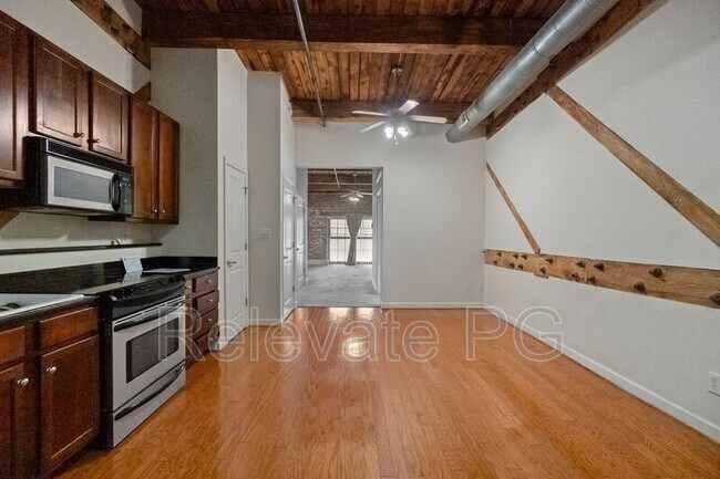 Building Photo - 815 Porter St
