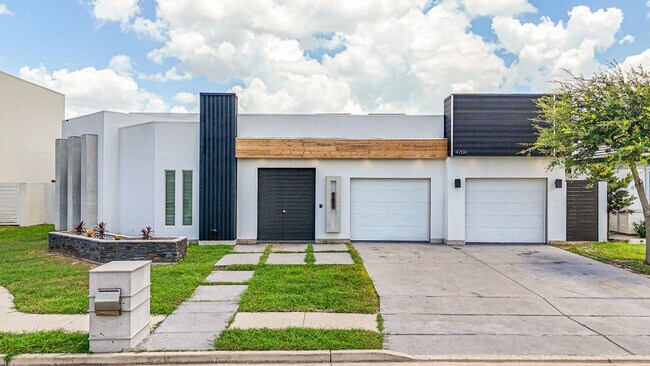 Building Photo - Modern 3-Bed / 3-Bath Home with Pool!