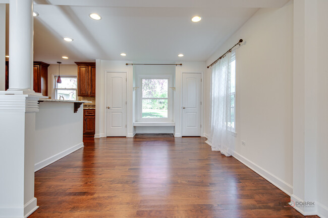 Building Photo - 813 Meadow Ln