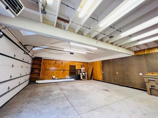 Building Photo - Beautiful Single Family Home!