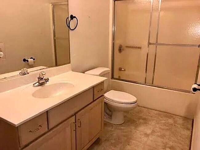 Building Photo - Spacious 3100 sq ft 3 bedroom 2 bath home on over 1.5 acres in Oak Ridge, NC