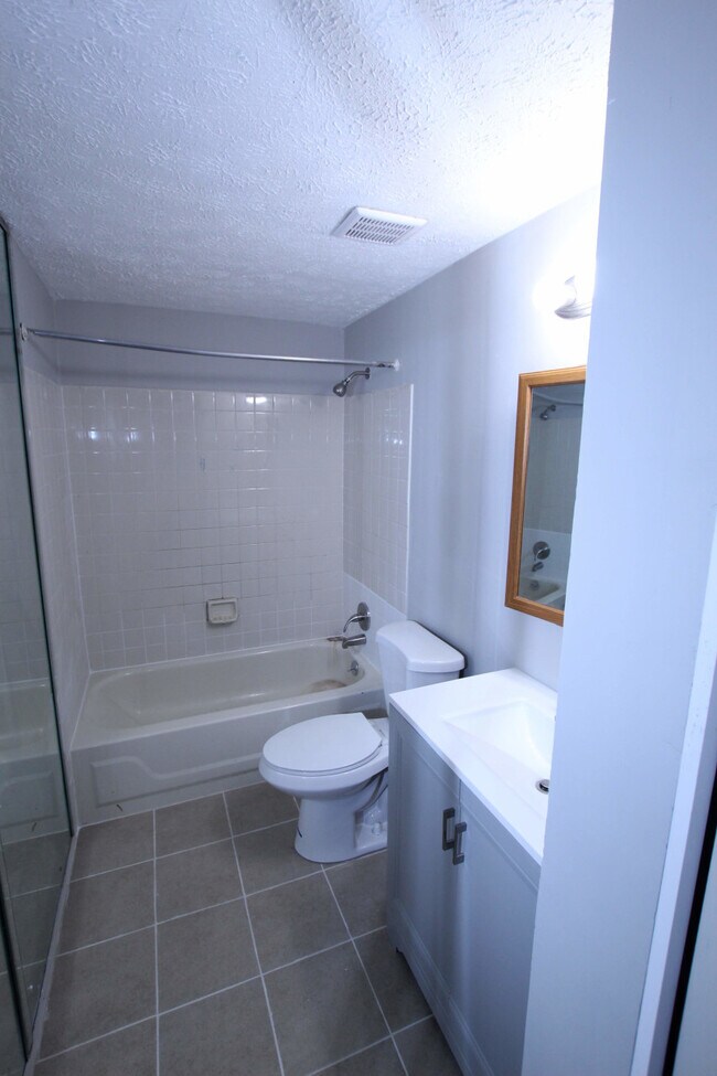 Building Photo - 52 Victoria Manor