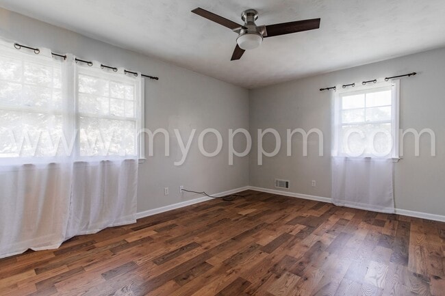 Building Photo - Stunning 3 Bedroom / 2.5 Bathroom | S. 48t...