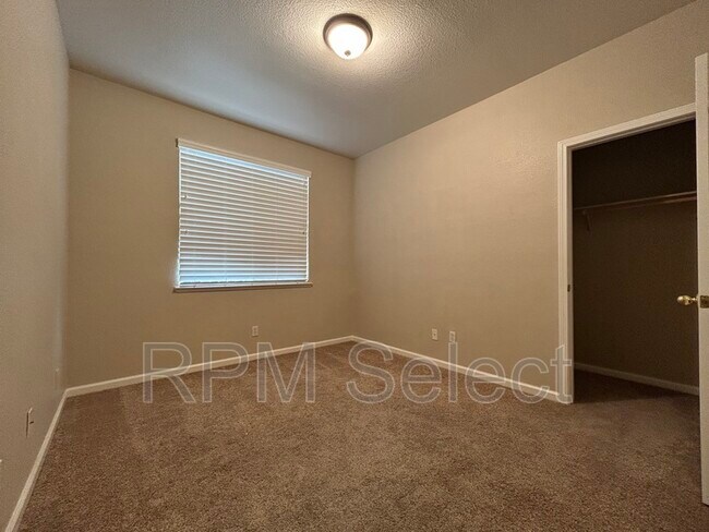 Building Photo - 1724 Magenta Dr