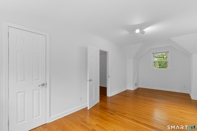 Building Photo - 190 E Rocks Rd