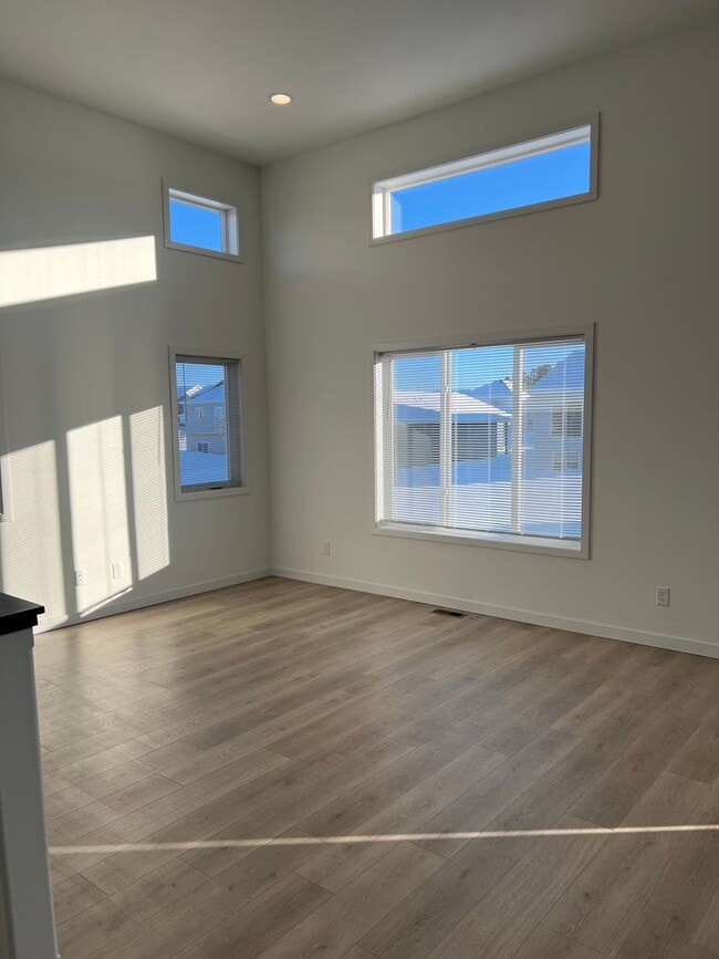 Building Photo - 3 Bed 3 Bath Single Family Home