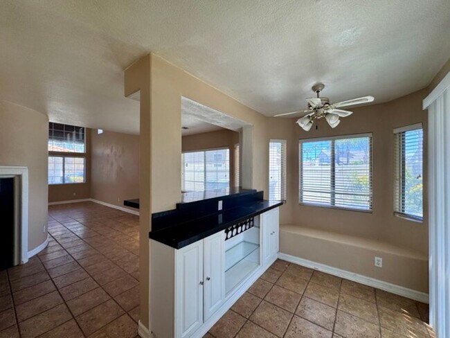 Building Photo - Spacious 4 Bedroom Home with Expansive Bac...