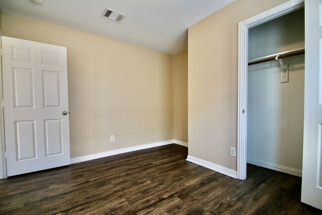 Building Photo - Stunning 3/2 Duplex in West Fort Worth — Granite Kitchen, Garage & Fenced Yard!