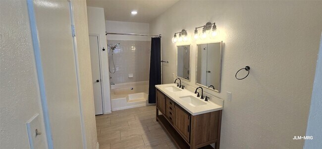 Building Photo - 17471 Red Oak Dr