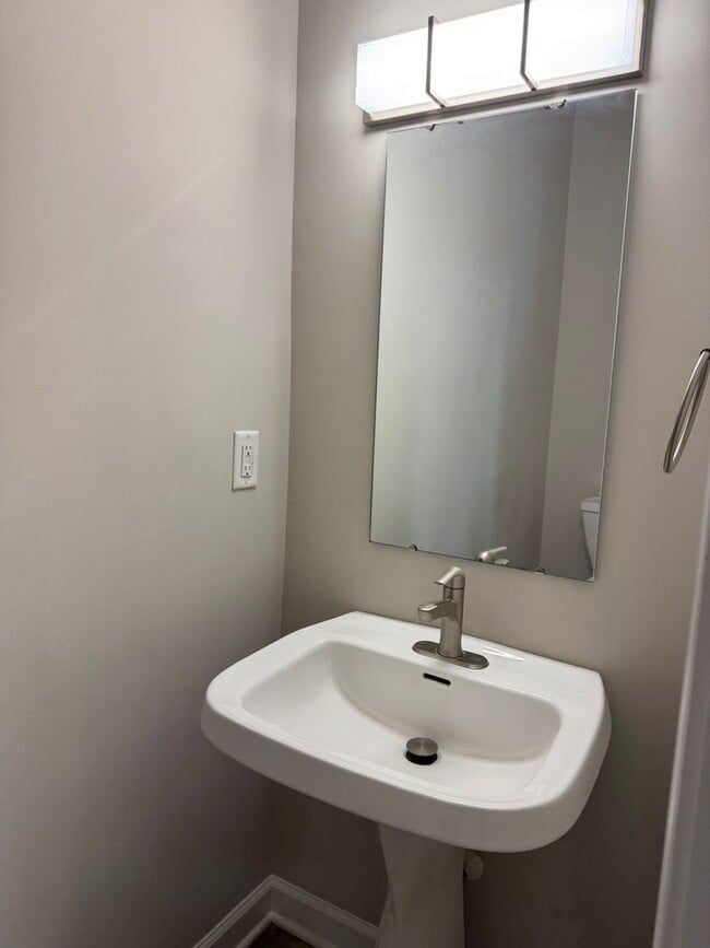 Building Photo - Two Bedroom Townhouse in Sherrills Ford wi...