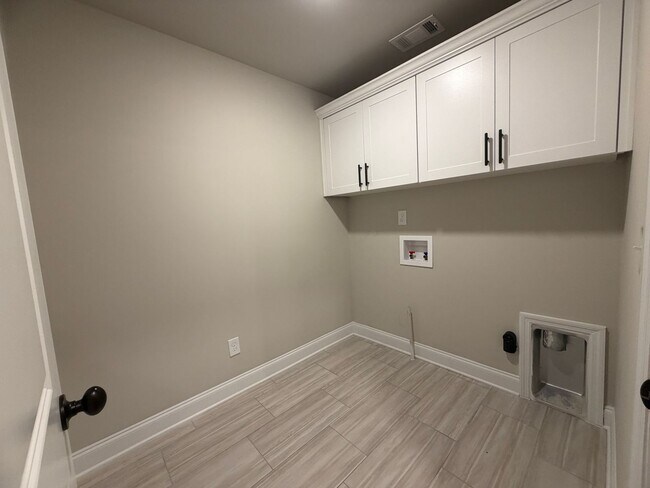 Building Photo - 3500 Hilltop Trl