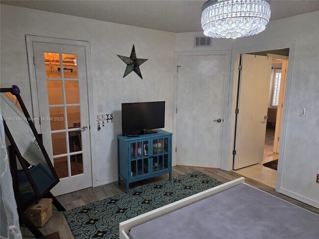 Building Photo - 1365 Crystal Way