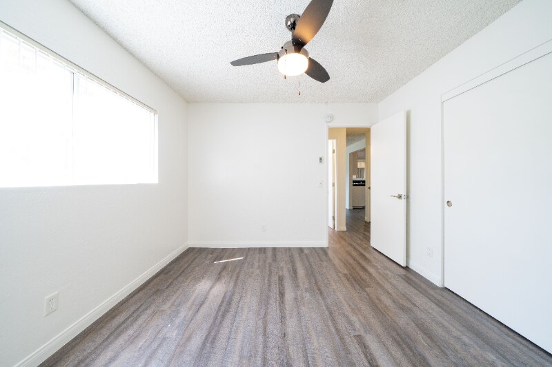 Building Photo - 800 E Bobier Dr