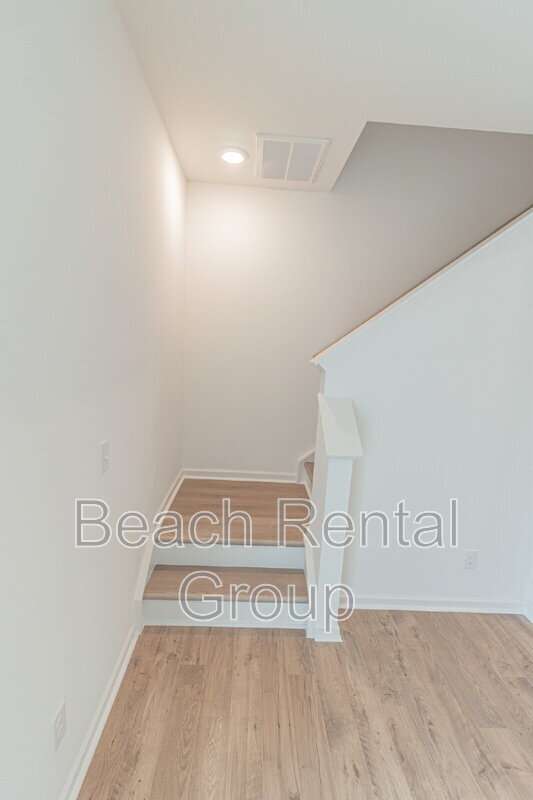 Building Photo - 203 Crescent Wy