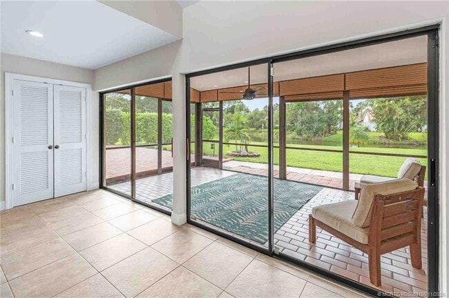 Building Photo - 2385 SW Creekside Dr