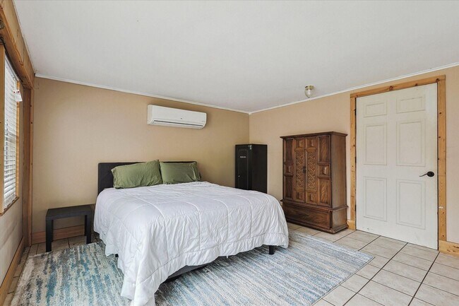 Building Photo - Amazing Historic 1940's Home in Original C...
