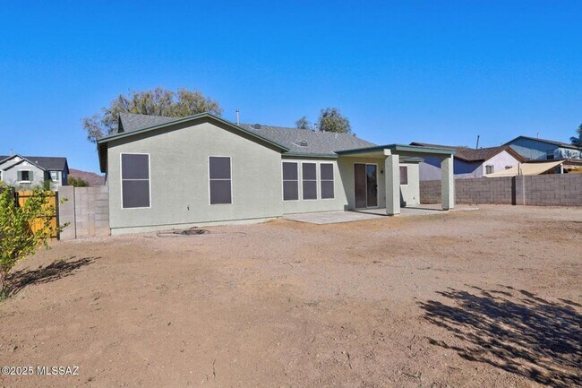 Building Photo - Lovely 4 bedroom, 2 bath home with 2 car garage