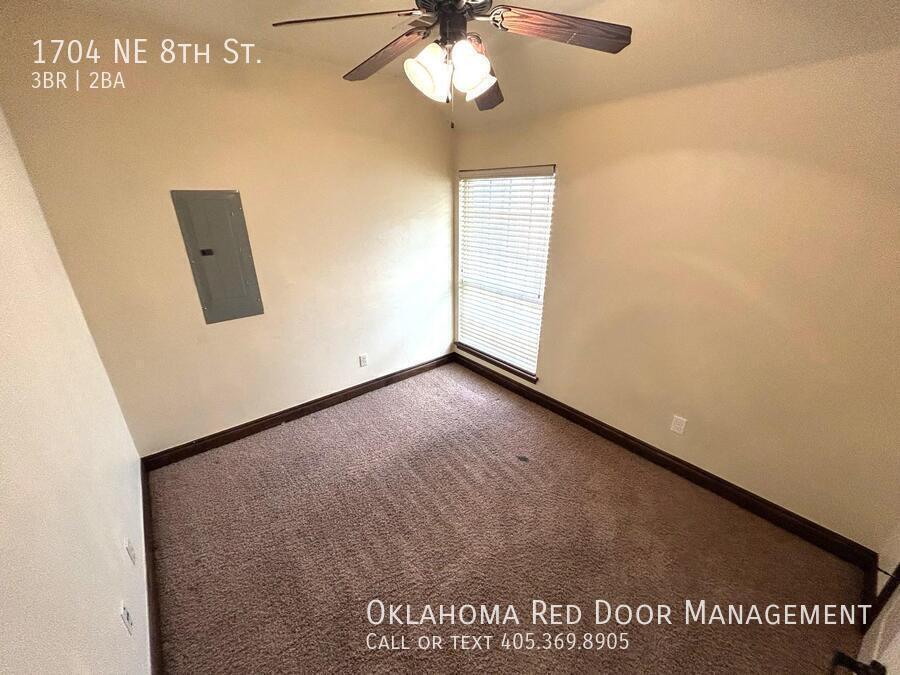 Building Photo - 1704 NE 8th St