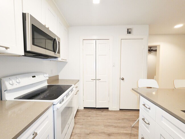 Building Photo - BEAUTIFUL REMODELED 1 BEDROOM 1 BATH CONDO.  GREAT LOCATION!