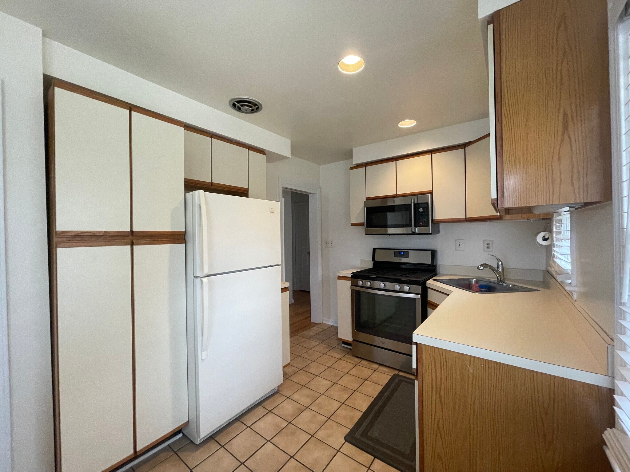 Building Photo - 306 Russell Rd