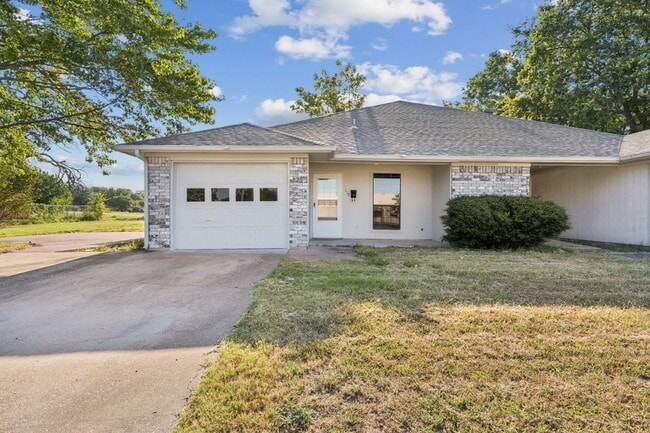 Primary Photo - 110 Lee St