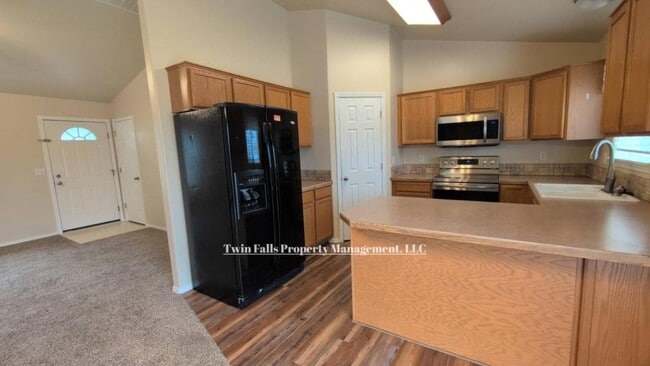 Building Photo - 213 Settlers Way W
