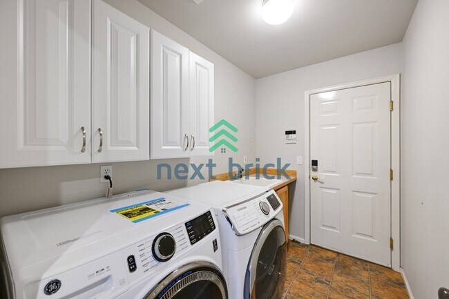 Building Photo - Quiet and Spacious 5-Bedroom Haven w/ 2.5 Baths – 2420 Sq Ft of Comfort Awaits!