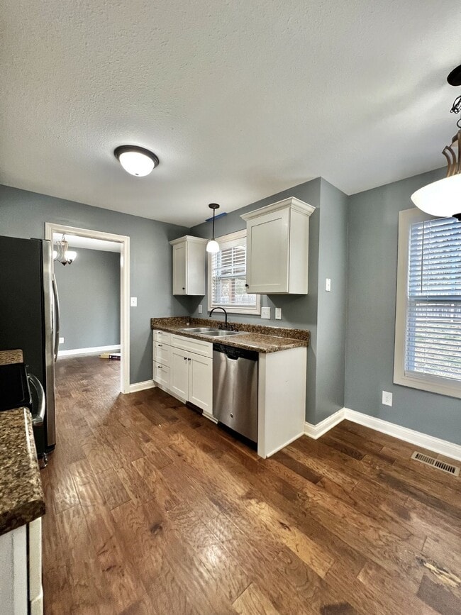 Building Photo - Charming 3BR/2.5BA Home in Clarksville! PE...