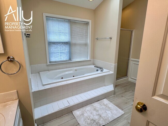 Building Photo - 1236 Raintree Dr