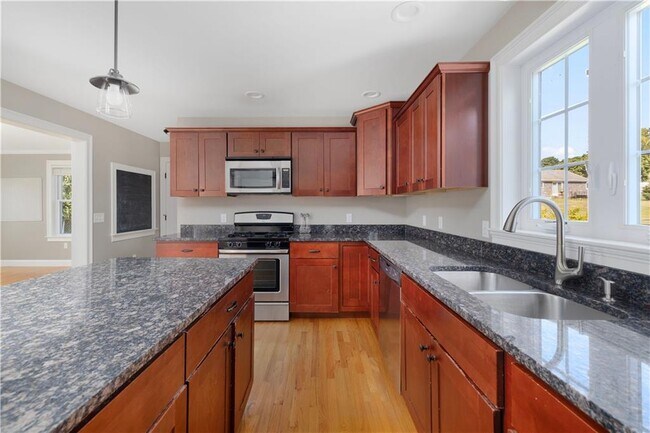 Building Photo - 18 Vanderbilt Ln