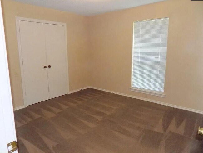Building Photo - 513 Woodhollow Dr