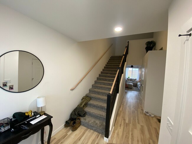 Building Photo - Beautiful 3 bed 2.5 bath Townhome