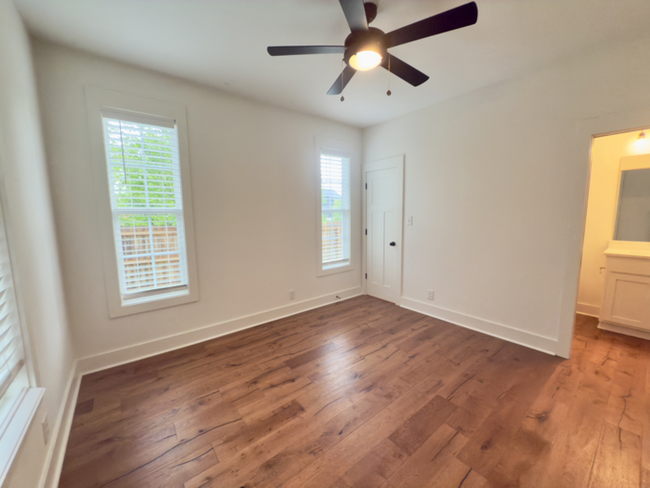 Building Photo - Beautiful 3 bed 3 bath WALKABLE to restaur...