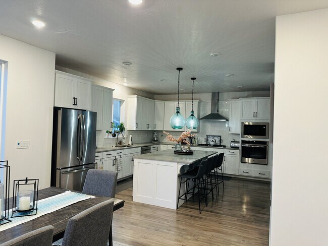 Building Photo - 15455 Revolutionary Way
