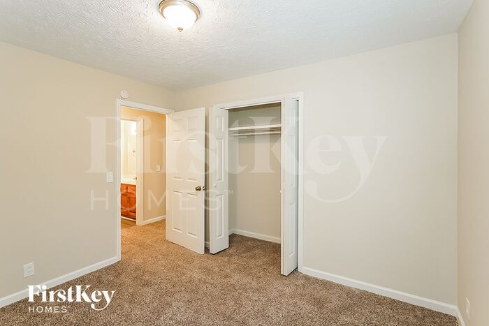 Building Photo - 105 Sugar Maple S