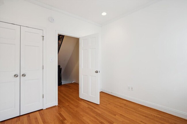 Building Photo - Spiffy 3 Bedroom, 2 Full Bathroom Rowhome just steps from Lincoln Park!!
