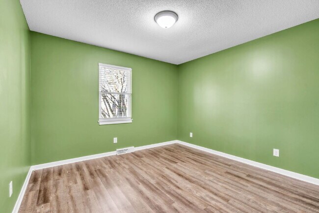 Building Photo - 3BR/2BA Cul-de-Sac Retreat Minutes from Downtown..Fenced Yard & Deck! $2100/mo rent